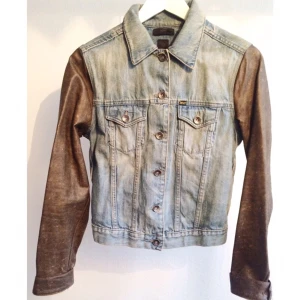  - Jeansjacka med skinnärmar från Tiger Jeans. Använd endast ett fåtal gånger och i mycket bra skick! 
Priset kan diskuteras vid en snabb affär. 