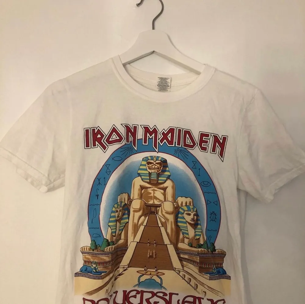 SUPERsnygg tisha med Iron Maiden tryck på. Knappt använd så i bra skick. Stl S, 100 kr! 🙌🏻. T-shirts.
