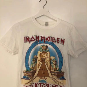 Iron Maiden t-shirt - SUPERsnygg tisha med Iron Maiden tryck på. Knappt använd så i bra skick. Stl S, 100 kr! 🙌🏻