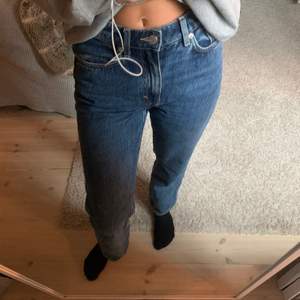 Raka jeans i storlek 26/30. Modellen är Voyage från weekday! Helt oanvända och köpte för 500kr