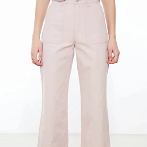 DR. DENIM TUVA WORKER PANTS - Dr.Denim raka beigea byxor, aldrig använda endast testade. Var för små. Det står L skulle mer säga att dem skulle passa en M. Skriv till mig om du vill ha fler bilder eller någon annan fråga. Frakt kostnad på ca 30kr tillkommer.