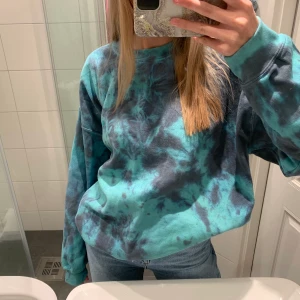 Oversized sweatshirt  - Sviiinsnygg OVERSIZED college tröja från märket Iets Frans, köpt på Urban Outfitters! Så snyggt mönster och jättebrekväm🥺💖 Lite nopprig (se sista bilden) men den är oanvänd och var så när jag köpte den💕