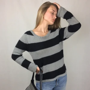 Filippa K - Mysig stickad från Filippa K i storlek M. Ingen retur eller refund. 33% mohair, 18% angora, 26% polyamide and 23% lammull. SafePay knappen är aktiverad så det går att köpa direkt utan att behöva meddela! Tar annars swish! Använder helst Safepay då det blir säkrare för båda (Safepay tar 10% av betalningen och spårbar frakt på 66kr är inräknad i priset) Om du lägger upp en Instagrambild på ditt köp så får du gärna tagga @thewearbones för att bli featured 🧚🏼🥂 (Skriv gärna om du har eventuella frågor!) 