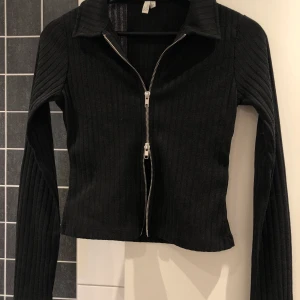 Ny Nelly double zip top - Ny topo (endast testad)  i storlek xs från nelly.com. Nypris 299:-