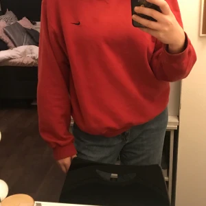 Nike sweatshirt - Skit snygg vintage nike sweatshirt! SÄLJS BARA VID BRA BUD!! Frakt ingår inte, kan mötas up i Lund! Bud från 100 kr!!