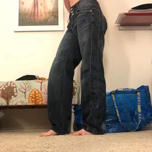 Coola mörkblå jeans i storlek 38 med resorliknande nertill❣️ Buda i kommentarerna, högsta bud 180❣️😇