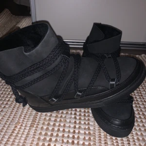 Inuikii, nyskick classic - Ett par inuikii skor i modellen classic black, storlek 40 men passar även 39. Ändats använda 1 gång och säljs pga av för stor storlek 