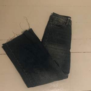 Skitsnygga jeans ifrån zara som tyvärr är försmå. Använda ett fåtal ggr och är i gott skick! Sista bilden är hur dom sitter på mig som är 165💞