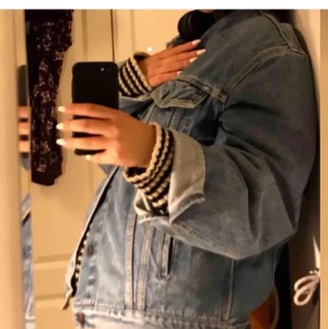 Levis jeansjacka - Säljer min Levis jeansjacka som är köpt här på plick (bilderna är lånade från tjejen jag köpte av) jättefint skick och supersnygg som oversized! Köpare står för eventuell frakt💕