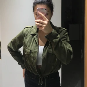 Jacka - Militärgrön croppad jacka med knappar från Zara. Fraktar. Köparen står för frakten. 