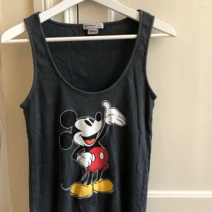 Mussepigg-linne  - linne med mussepigg på... hur gulligt?🥺 tyvärr givet till mig i för stor storlek, därav heller aldrig använt. 