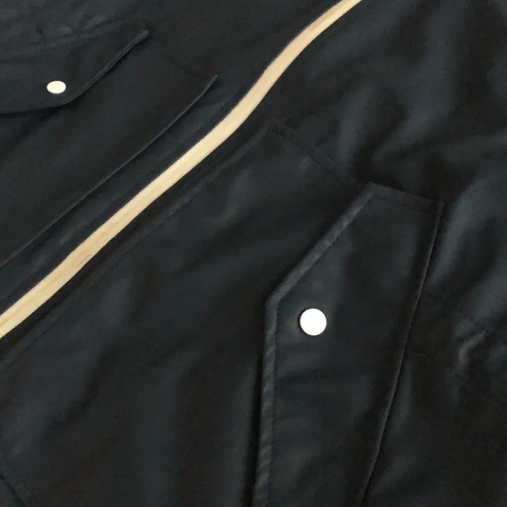 Superfin mörkblå regnjacka från Zara. Jackan har en luva och två fickor med knappar på var sida. Pris kan diskuteras vid snabb affär. Jackor.
