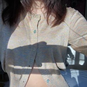 Cardigan  - Vintage cardigan jag köpt secondhand:) Är i finaste materialet! 💘 Inget slitage elr liknande!!