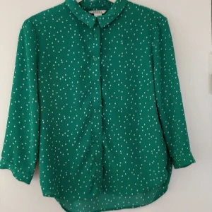 Grön prickig blus - Fin Monkiskjorta/blus med trekvartsärm. Den är i perfekt skick men har blivit lite för liten för mig som har S. Köparen står för frakten eller så kan jag mötas upp i Stockholm ✨