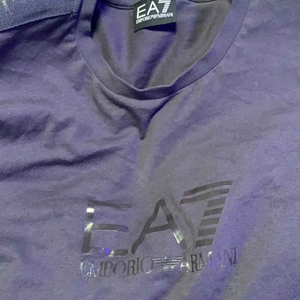 En grå aktig EA7 emporia armani t-shirt, använd 1-2 gr därför säljer jag den! Köptes för 649kr på jd sports i Stockholm . T-shirts.