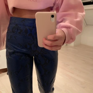As coola festbyxor  - Säljer desaa coola byxor som efterliknar ormskinn, aldrig använda. Skulle passat perfekt till fest. 
