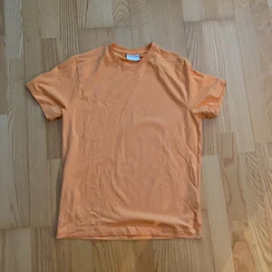 Orange T-shirt  - T-shirt inköpt på volt från märket the glory days. Bra skick