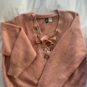 Stickad tröja i en gamelrosa färg med knytning från HM i strl S. Fint skick utan defekter. Köparen står för frakt. Pris kan diskuteras😇