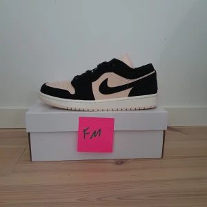 Air Jordan 1 Low - ●Air Jordan 1 Low "Black Guava Ice Sail"   ●Size: EU 42.5 och EU 42   ●Helt Nya   ●1700 kr Fraktat st #guava #low #jordan