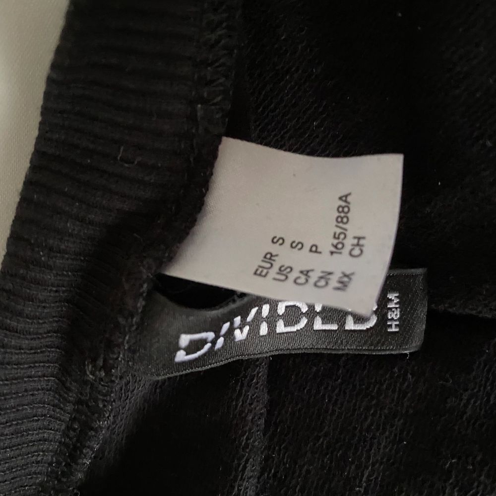 En tröja från H&M, tröjan är svart med vit text på armarna och mitt på bröstet. Den är i storlek S och sitter bra, har aldrig använt den.. Tröjor & Koftor.