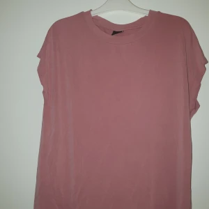 Gina tricot storlek S - T-shirt med skönt material och färgen är galen. Gott skick och passar tjejer som använder bådeXS till M. 