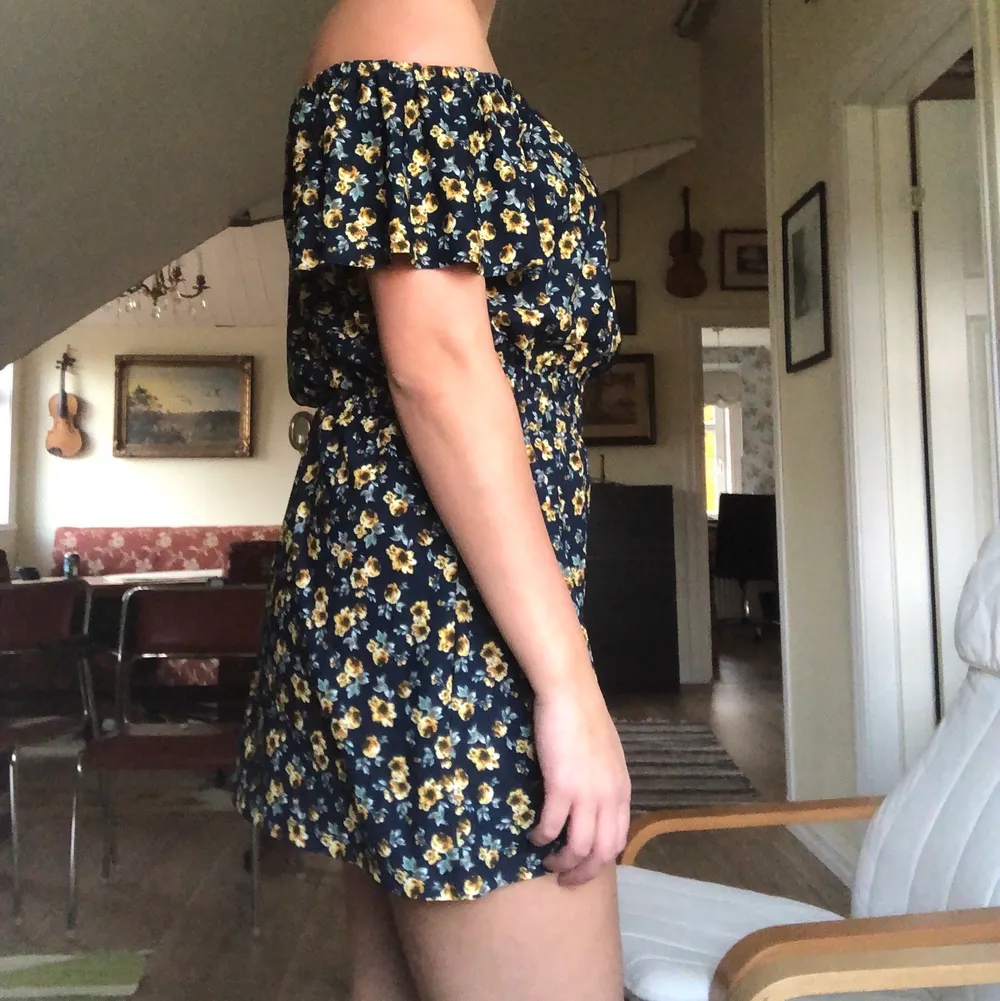 Jumpsuit/playsuit från Mango. Blommigt mönster med ljusgula blommor. Offshoulder. Väldigt mycket stretch i resåren så kan passa allt från S-L skulle jag säga.. Övrigt.