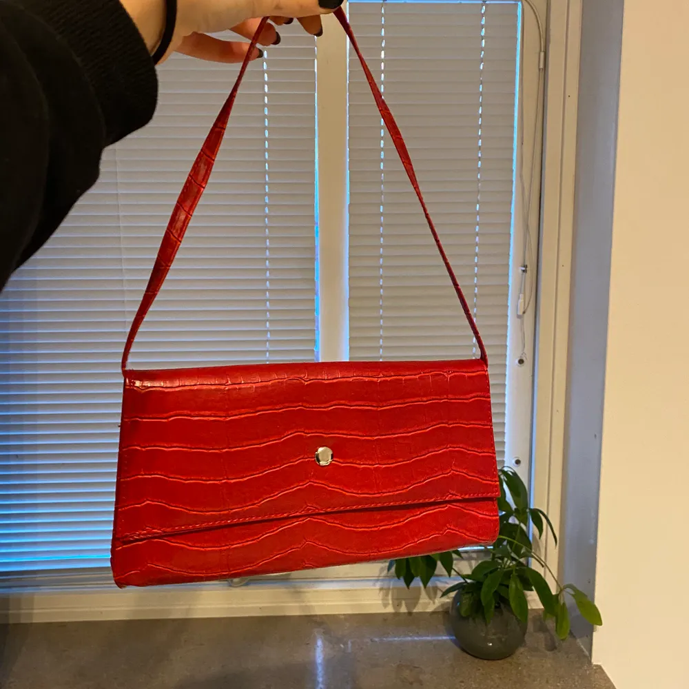 Fin liten röd väska, knappt använd och passar både till fest och till vardags!! . Accessoarer.
