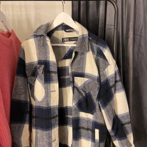 Rutig jacka - Blå rutig jacka från Zara. Använd ett fåtal gånger.