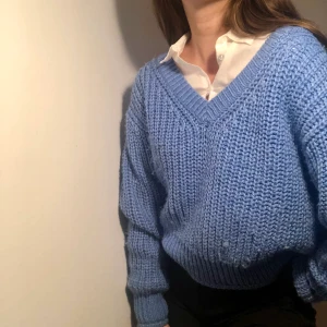 Stickad tröja  - Stickad tröja som är lite nopprig, därav priset!💗