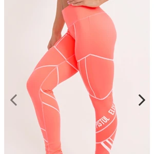 ELLYPISTOL TRÄNINGSTIGHTS  - ELLYPISTOL träningstights som endast är använda en gång.  Storlek XS. BUDA FRÅN 100kr!!