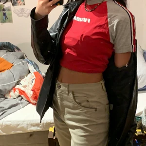 GULLIG TOPP - Super söt topp köpt på second hand, Perfekt skick!🥰