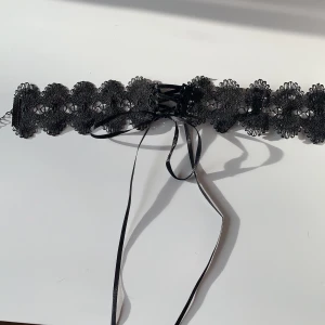 Spetschoker med knytning - Snygg chocker med knytning. Aldrig använd 