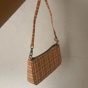 Axelremsväska - Oanvänd. Lite konstigt/oväntat matrial. Köpte för typ 130kr.