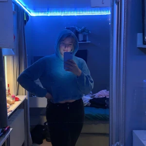 blå mysig hoodie - säljer en blå mysig hoodie från gina tricot för att den aldrig används