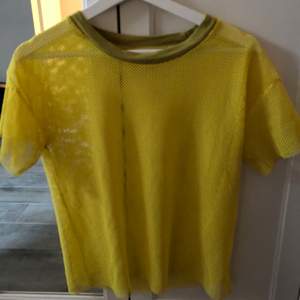 Säljer denna balla, gula nät-T-shirt, går att använda med tröja under eller bara som den är😍 är knappt använd och inget ”hål” som har gått sönder😊 70kr+frakt