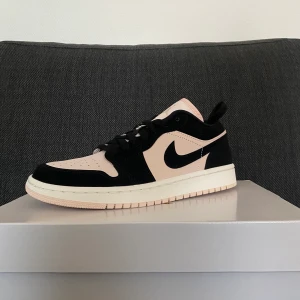 Jordan 1 low women  - Jordan 1 low för kvinnor. Storlek på skorna är 38,5.  Skorna är 24,5 centimeter och helt oanvända. Möts upp i Stockholm eller fraktar. Buda fritt från 1200kr i kommentarerna eller chatten :). Jag uppdaterar med högsta bud i kommentarerna så att alla ser. Skriv för fler bilder och vid bud mvh Herbert :)