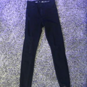 Håliga svarta jeans - Svin snygga håliga svarta jeans i storlek s. Använd 2-3 gg 