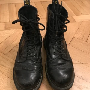 Dr.Martens, 37, svarta  - Svarta Dr.Martens! Storlek 37. Dessa är sådär spruckna och slitna dessa kängor kan bli i lädret med tiden och ett par öljetter är lösa, men tycker de har kvar att ge & jag var mycket nöjd med dem hela förra vintern! Litet hål där bak (se bild). Får ge plats för nya skor, och säljes billigt.  Kan skickas mot fraktkostnad eller mötas upp runt Stockholm/Södermalm! ✨🌸✨