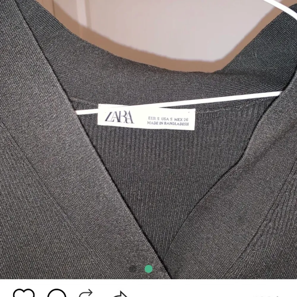 Zara tröja med knappar, väldigt trendig. (Inte mina bilder) tröjan är i strl M men passar på bra på en S kan även passa en xs beroende på hur man vill att den ska sitta. Fraktar gärna men köparen står för fraktkostnad💕. Toppar.