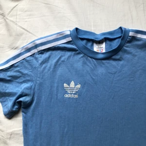 adidas tröja - t-shirt från adidas, köpt secondhand! fint skick, knappt använd! köparen står för frakt💞