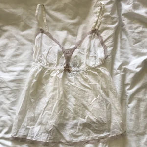 Odd Molly linne - Superfint, beige, vitt linne från odd Molly. Säljer pga inte använder längre. 