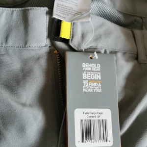 Zumba byxor  - Grå zumba byxor i storlek M. Oanvända. 3/4 längd. Gula detaljer samt Zumba märke på baksidan. 