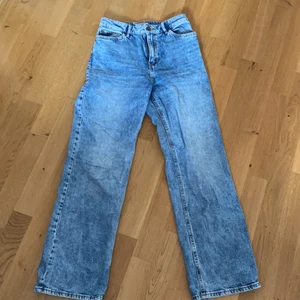 Jeans från Lindex barnavdelning. Storlek 146 men passar mig som är 155. Jag har även långa ben.  - Så fina. 250 kr är nypris mitt pris är 70 kr ❤️