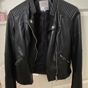 Skinnjacka - Skinnjacka från zara som har en extremt fin passform. Den är i storlek s men kan även passa någon som har xs, ord pris är runt 600kr och säljer den pågrund av att den inte kommer till användning. 