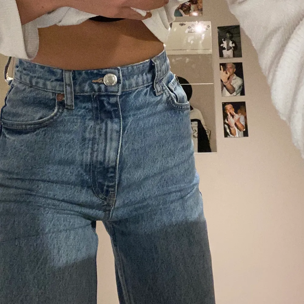 90s jeans från zara full length. Knappt använda, säljer pga att jag tycker dom sitter lite litet på mig💕 skriv för fler bilder eller frågor✨. Jeans & Byxor.