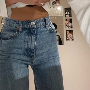 Zara jeans - 90s jeans från zara full length. Knappt använda, säljer pga att jag tycker dom sitter lite litet på mig💕 skriv för fler bilder eller frågor✨