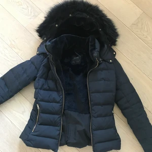 Zara vinterjacka - Varm vinterjacka från Zara. Storlek S men passar även XS. Avtagbar luva! Nypris 599kr. Frakt tillkommer.