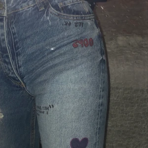 Jättecoola egenmålade jeans!! - NU SÄNKT PRIS!! Storlek 36 men skulle passa lite större och mer trendigt på en 32/34 då jag tycker dom blir lite tajta på mig! Från h&m från början, knappt använda, hålet och bilderna har jag gjort själv!! Frakt 66kr, totalt 126kr!!