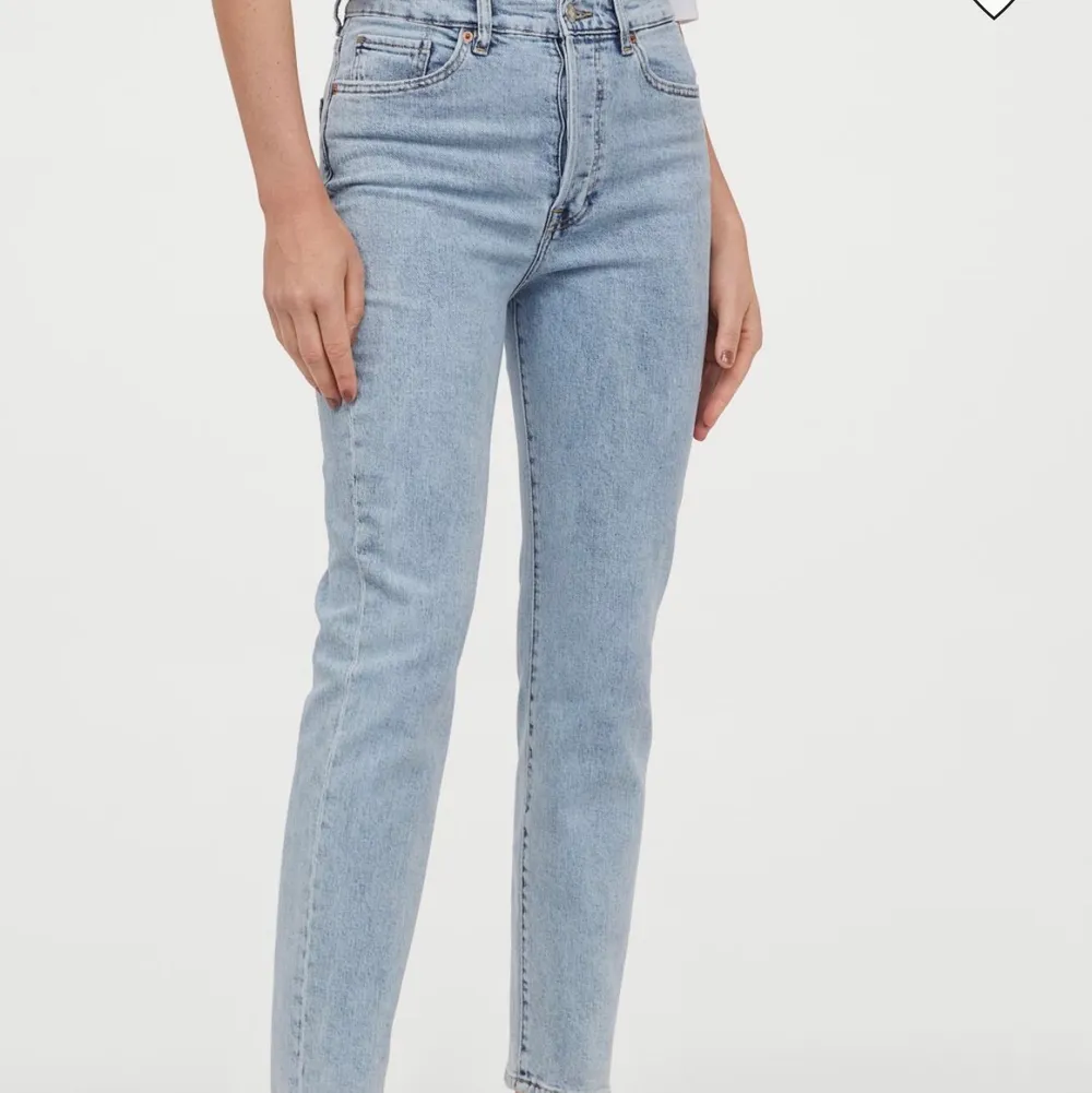 Ljus blå mom jeans från H&M, använda fåtal gånger. storlek 38 . Jeans & Byxor.
