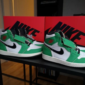 Jordan 1 High Lucky Green - Säljer två par Jordan 1 High Lucky Green i storlek 38.5 och 40. Skorna är helt nya och oanvända. Pris är 2500kr/st. Kan mötas upp i Göteborg eller Trollhättan eller frakta skorna.